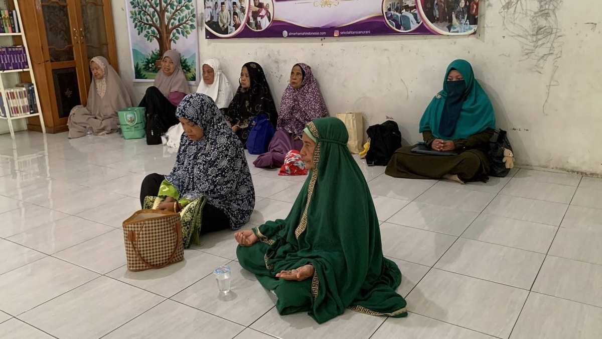 Para lansia mendengarkan tausyiah sambil bersandar