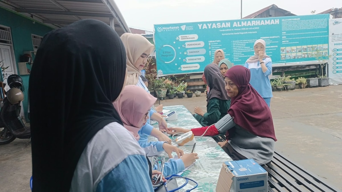 Pemeriksaan Kesehatan berupa cek tekanan darah oleh mahasiswi politeknik kaltara