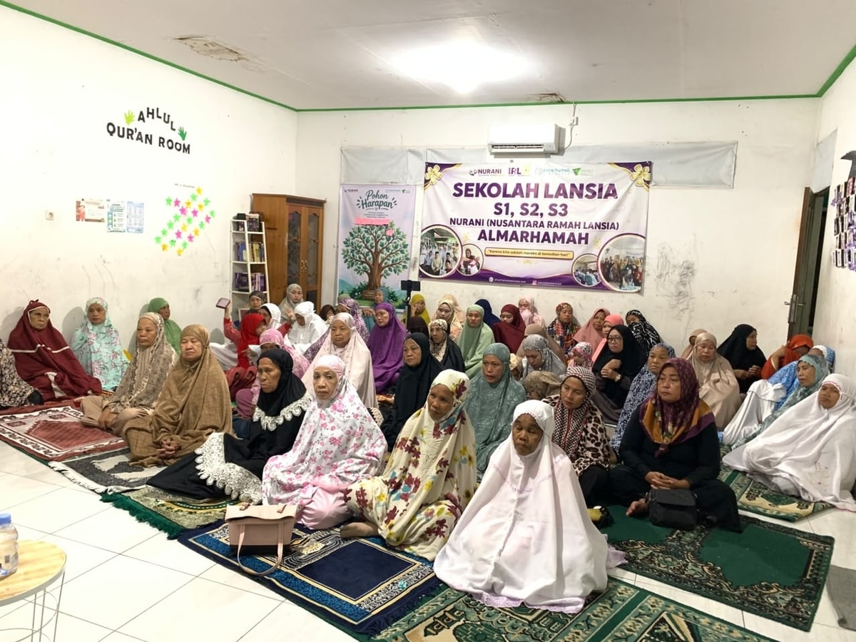 Para jamaah fokus mendengarkan materi kajian yang disampaikan