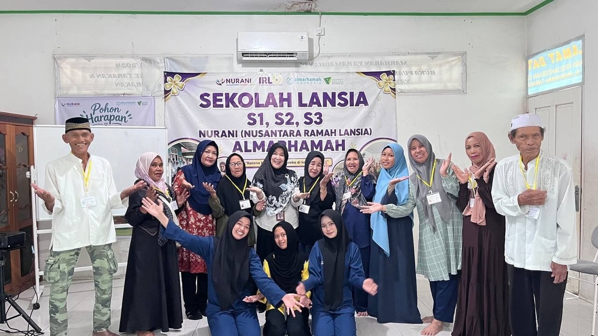 Foto bersama para siswi dengan seluruh peserta sekolah lansia NURANI S1