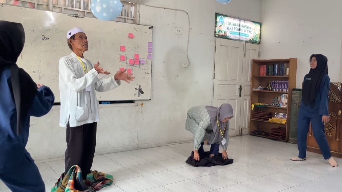 Para siswi mendampingi kegiatan games bersama lansia