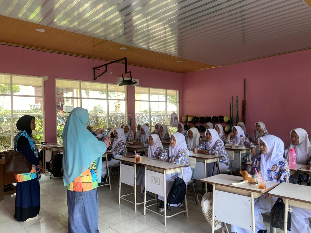 Para siswa dan siswi fokus mendengarkan penjelasan mengenai qurban