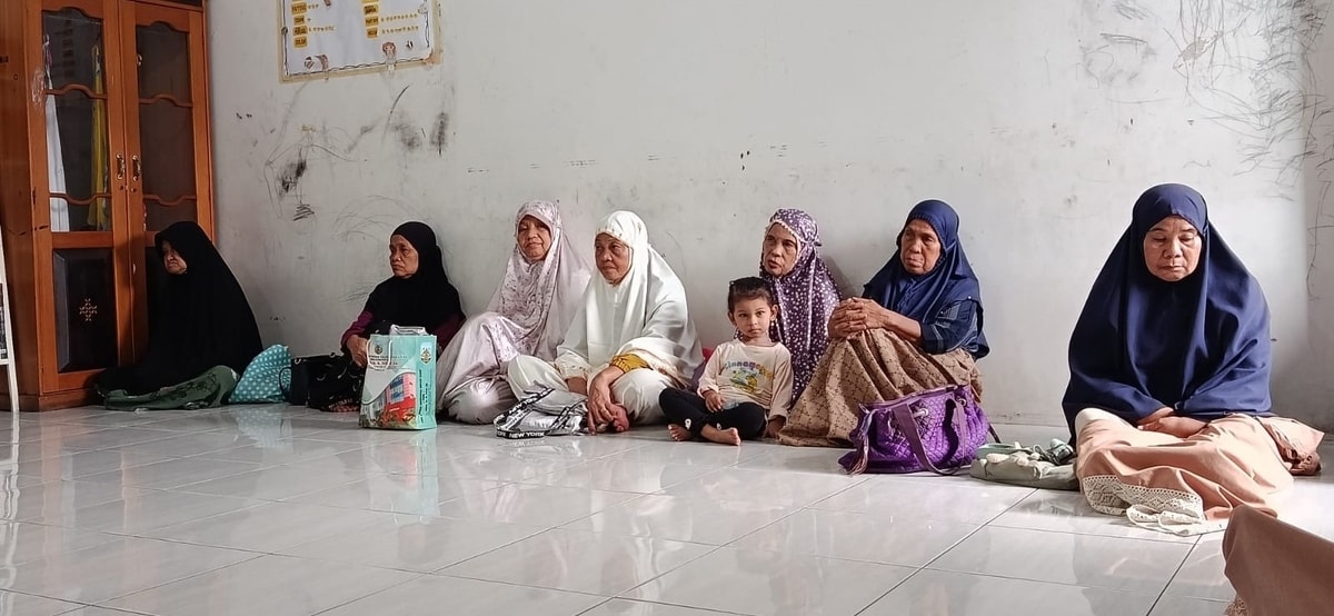 Para lansia khusyuk menyimak kultum yang di sampaikan