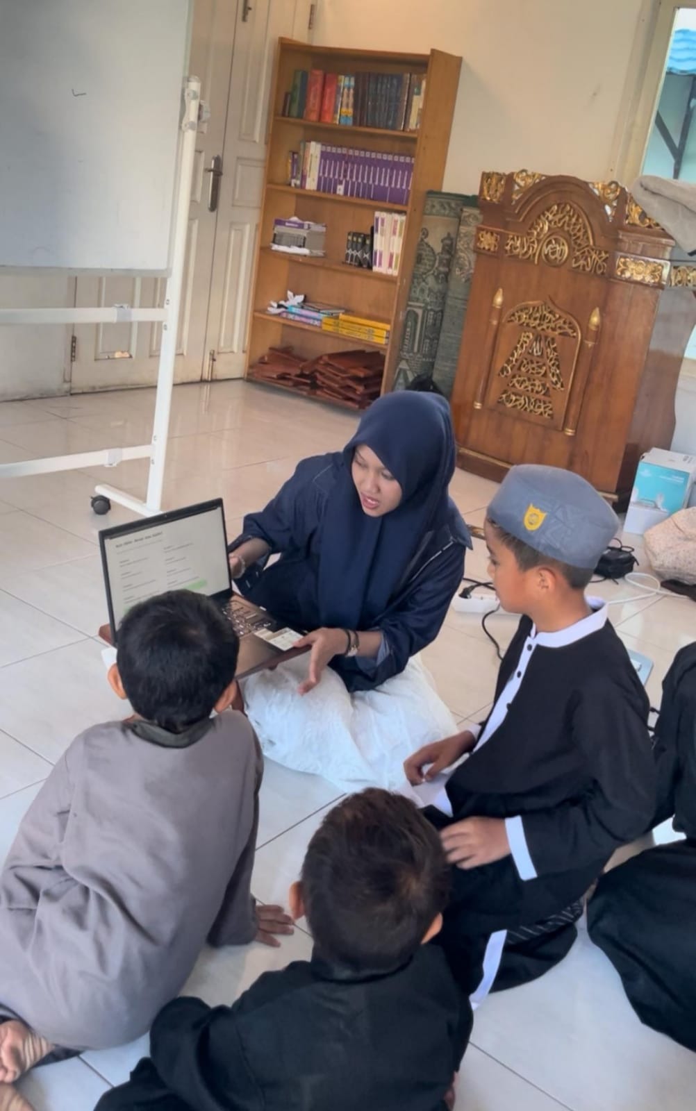 Kakak kakak dari komunitas langkah kecil menjelaskan materi