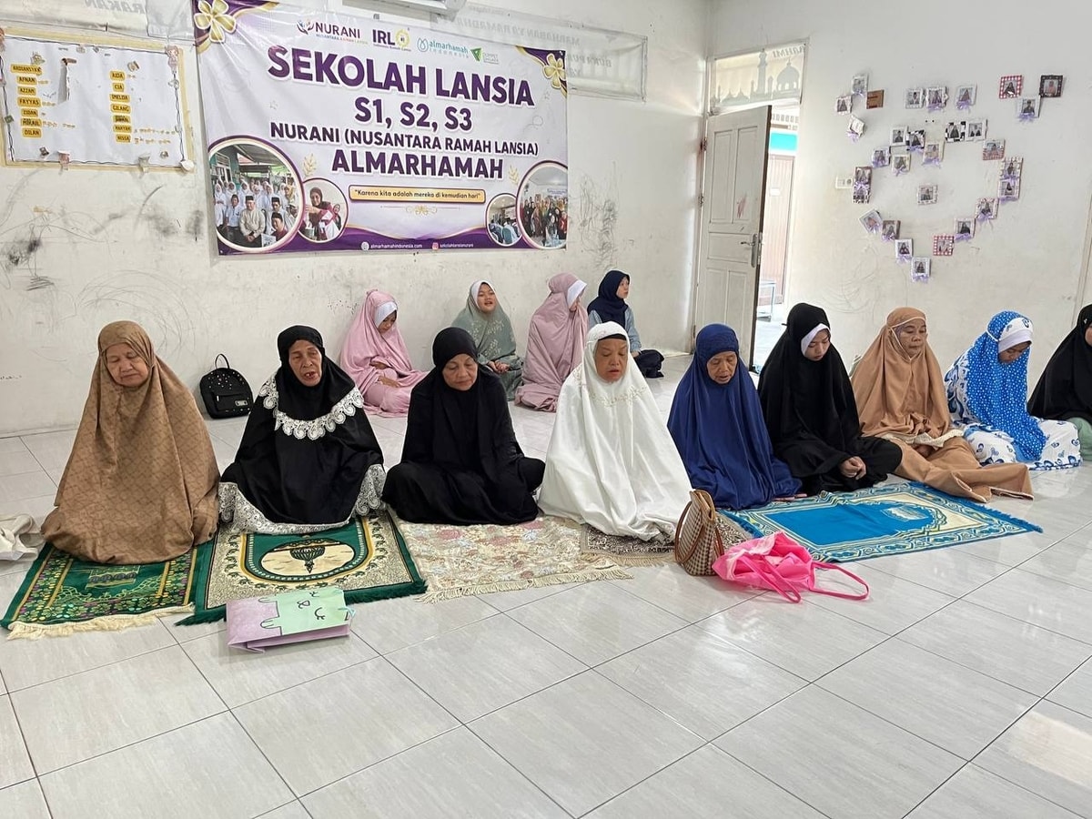 Lansia binaan almarhamah berdoa dan berdzikir bersama