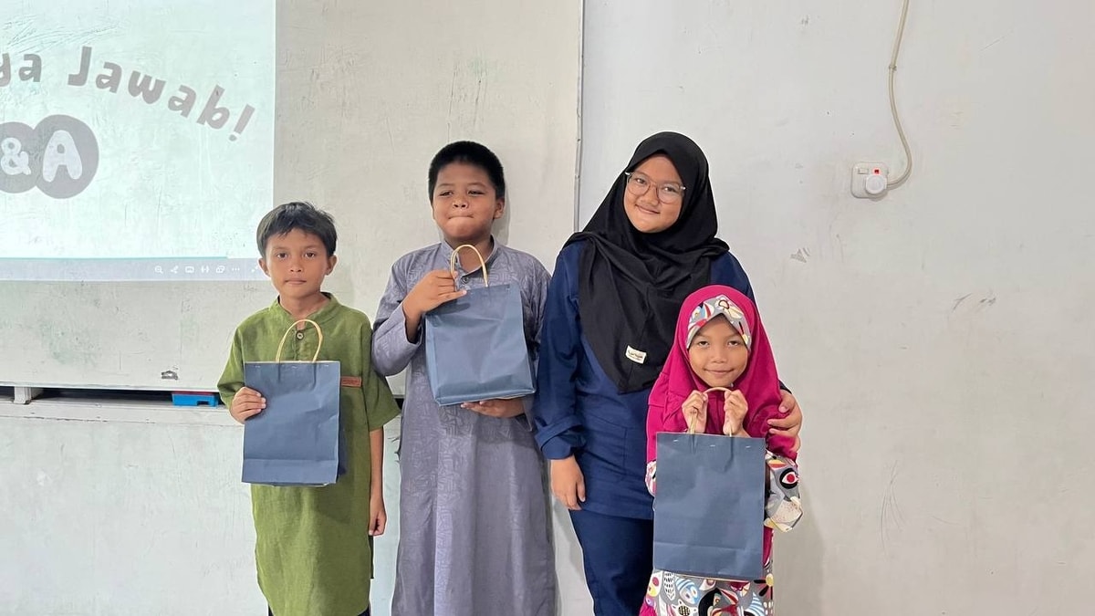 Pemberian hadiah pada santri yang bisa menjawab pertanyaan
