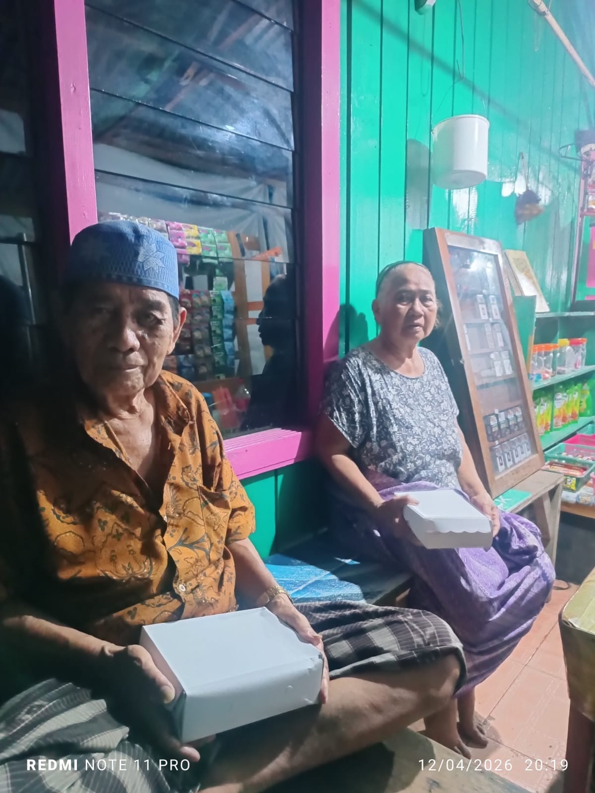 Penyaluran nasi ke lansia binaan sekitar