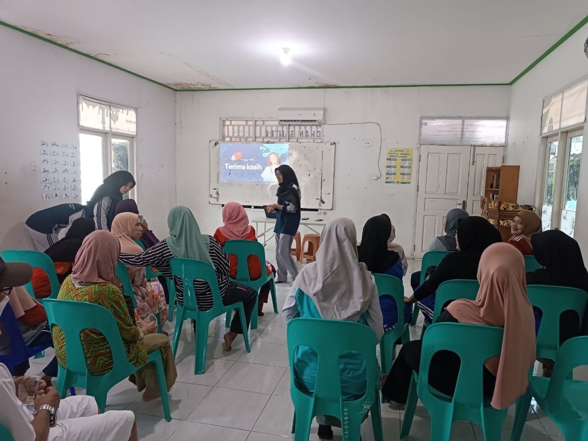 Penyuluhan kesehatan untuk ibu ibu dan lansia binaan Almarhamah