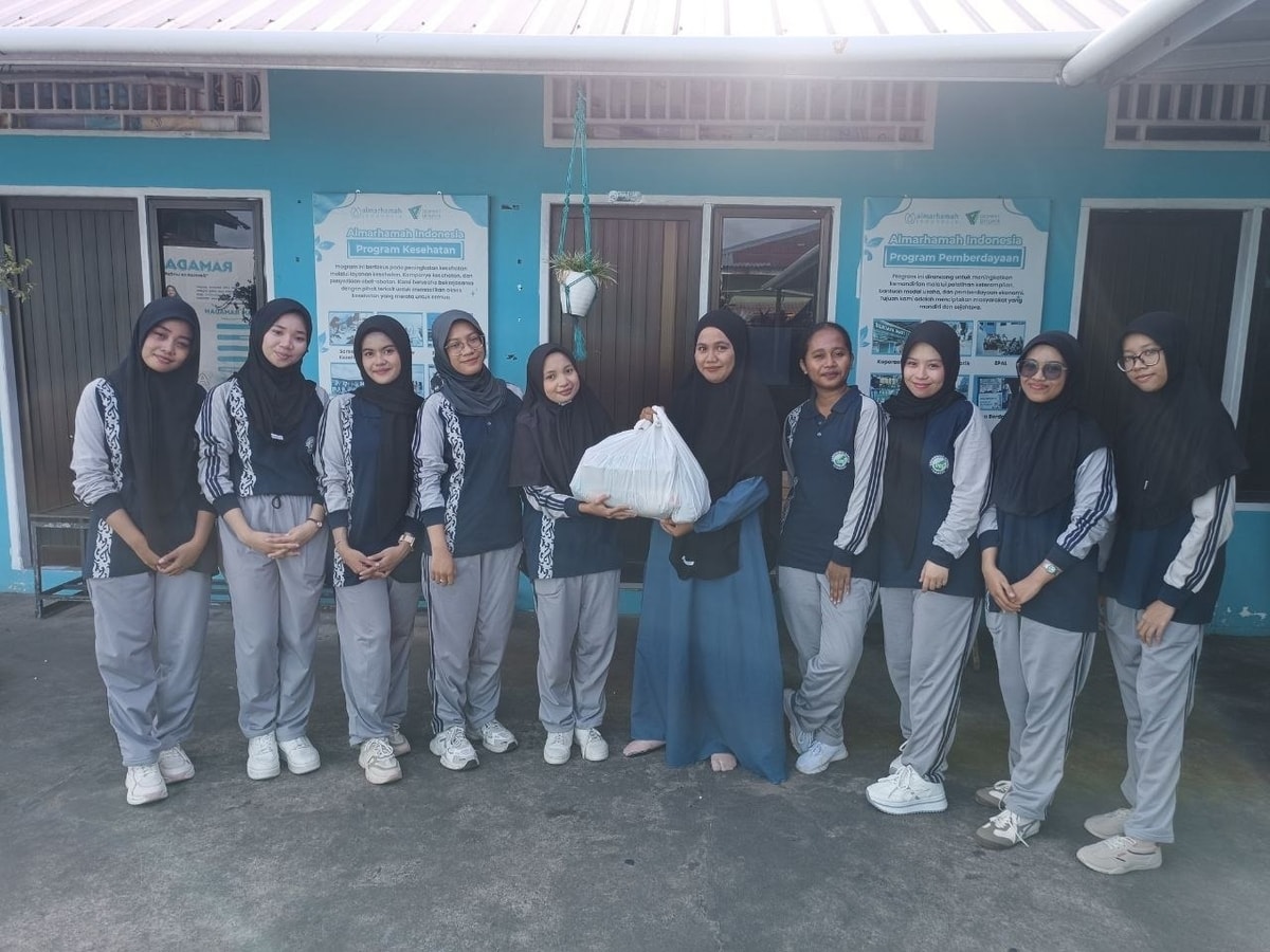 Penyerahan bantuan oleh mahasiswi FIKES UBT untuk Almarhamah