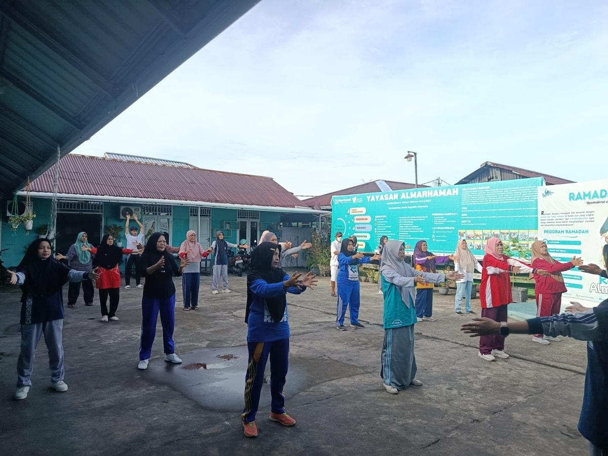Senam hipertensi bersama kakak kakak mahasiswi