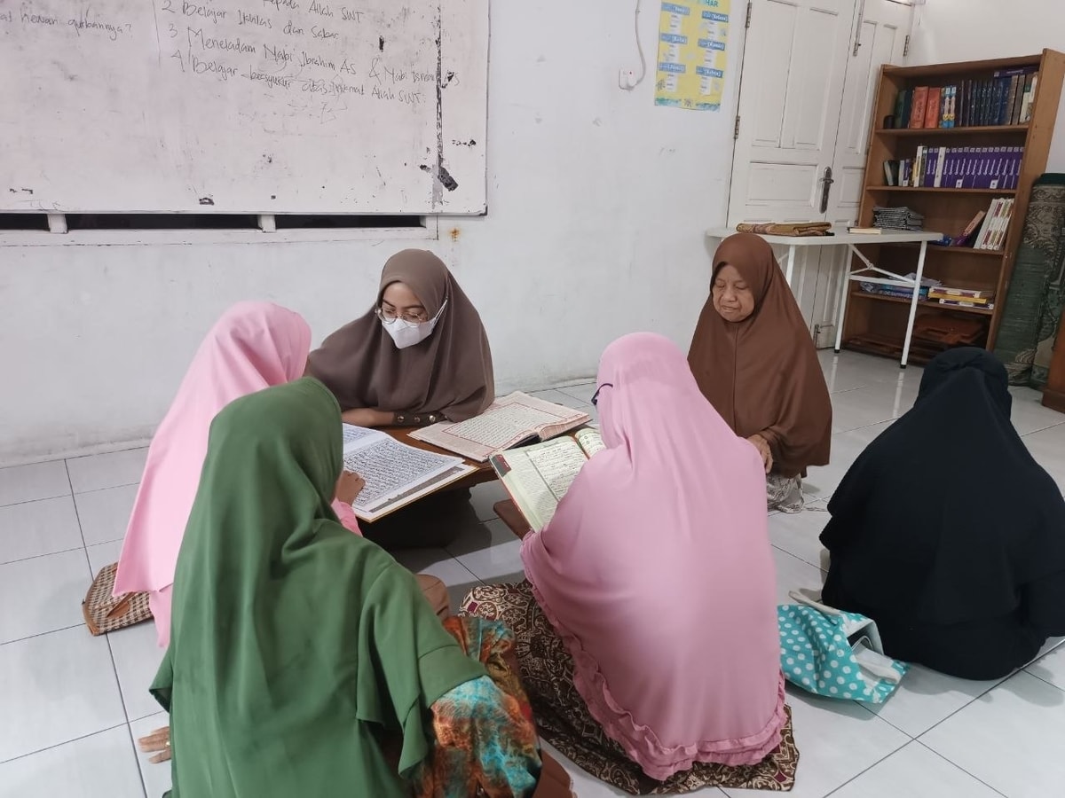 Ustadzah membimbing lansia satu persatu