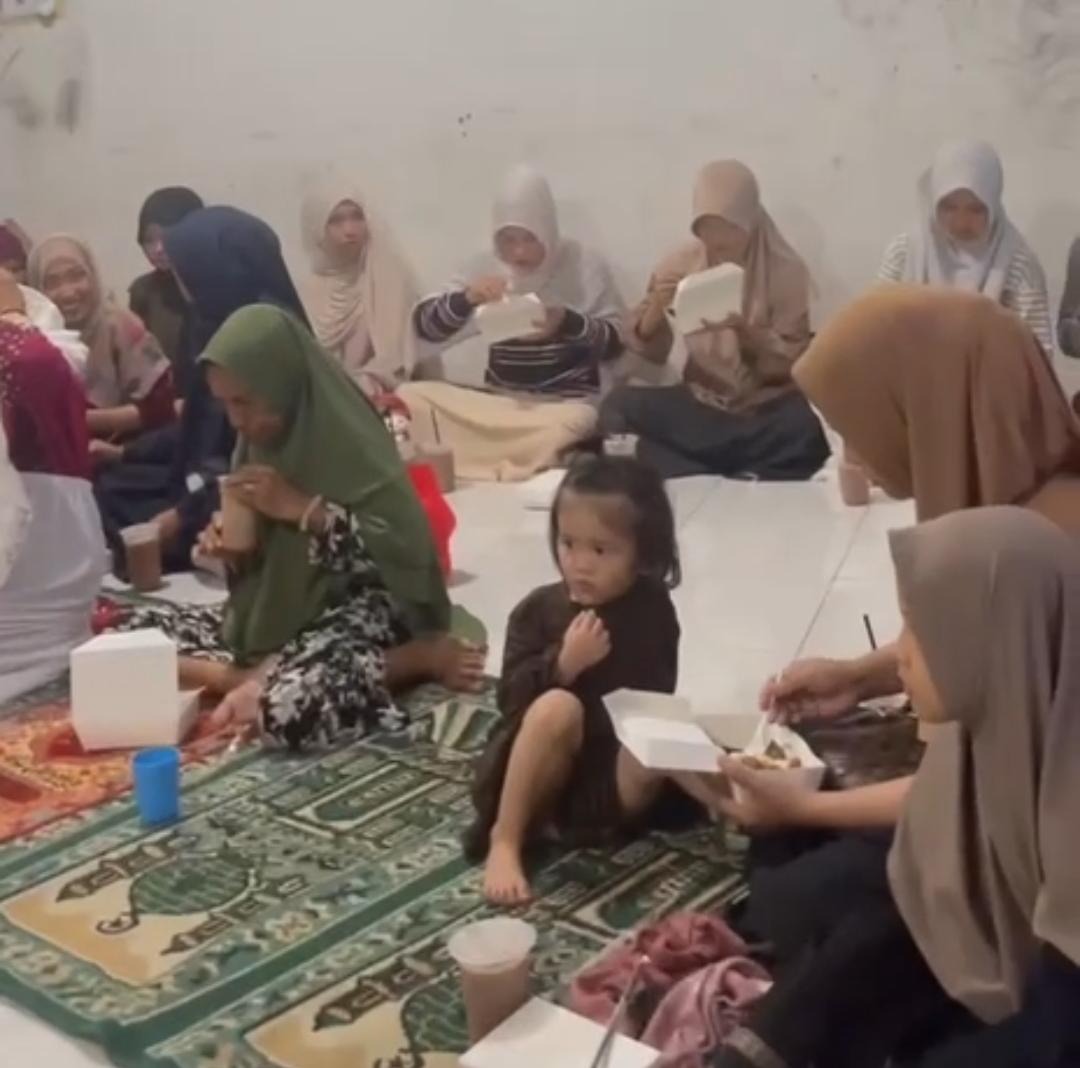 Volunteeer dan ibu ibu serta pengurus berbuka bersama