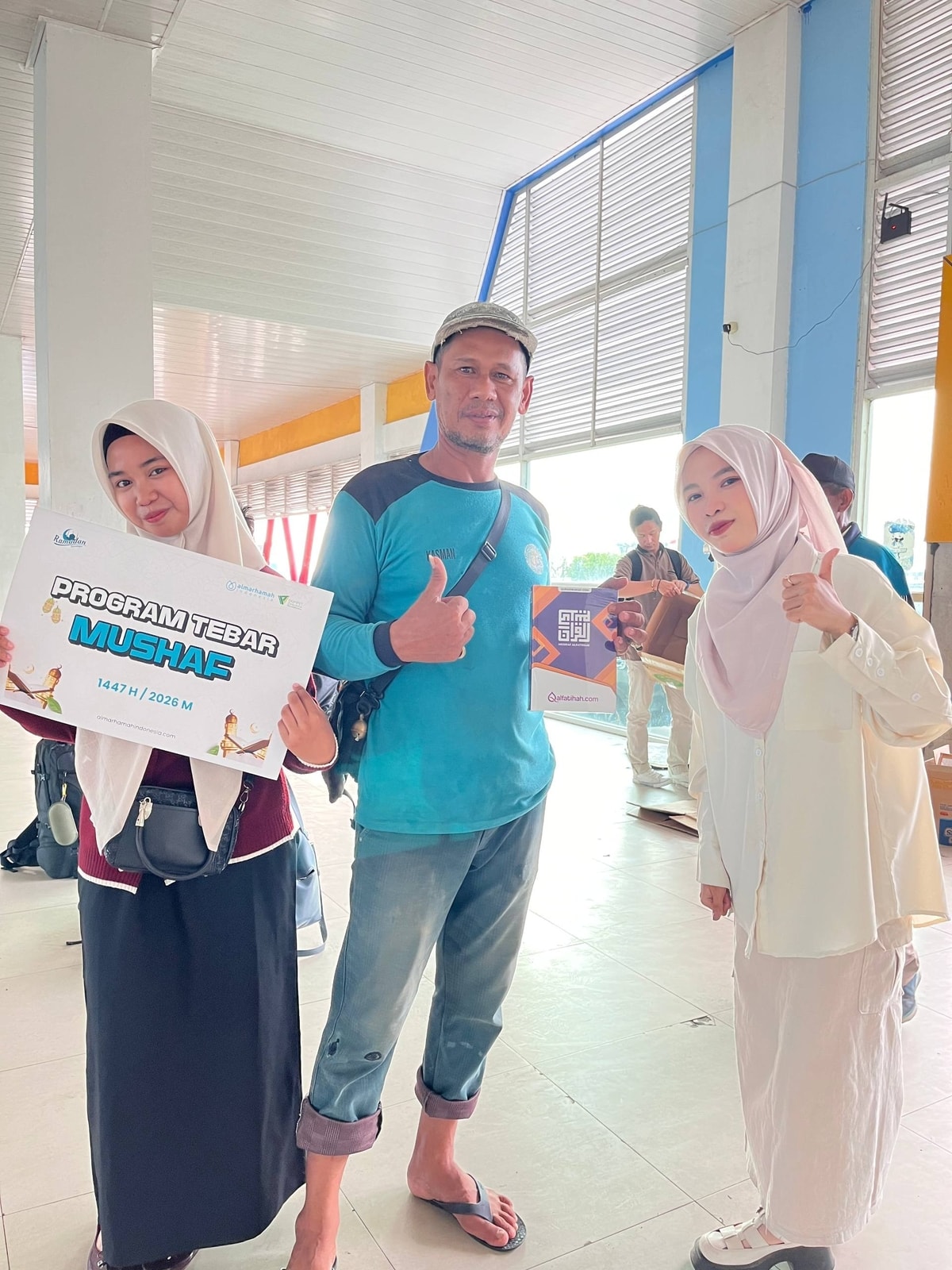 Volunteer almarhamah membagikan alqur'an di pelabuhan SDF