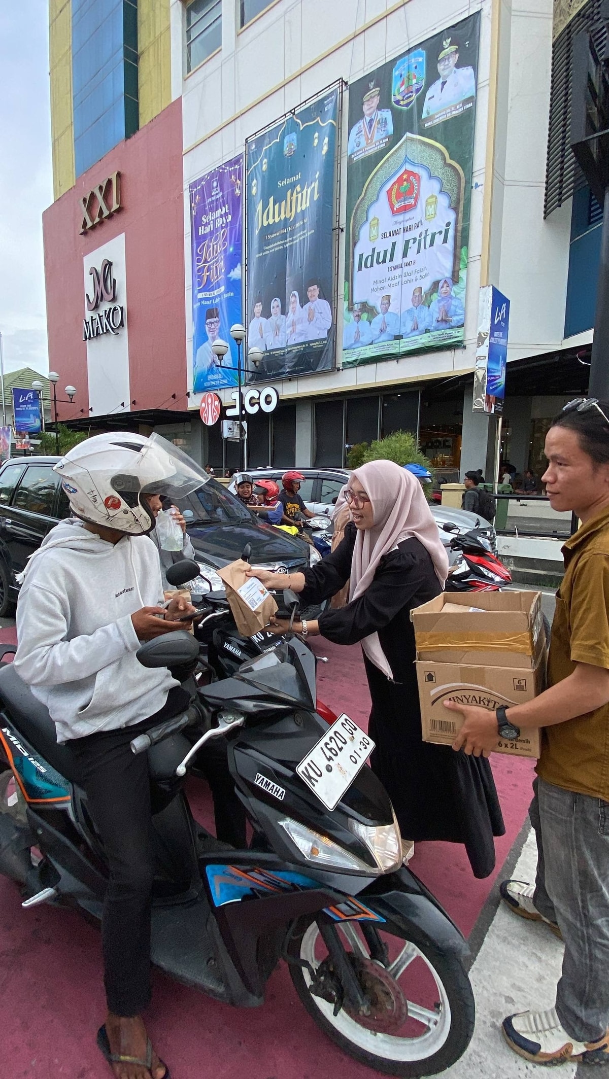 Mahasiswa UBT membagikan takjil untuk pengendara motor di lampu merah THM