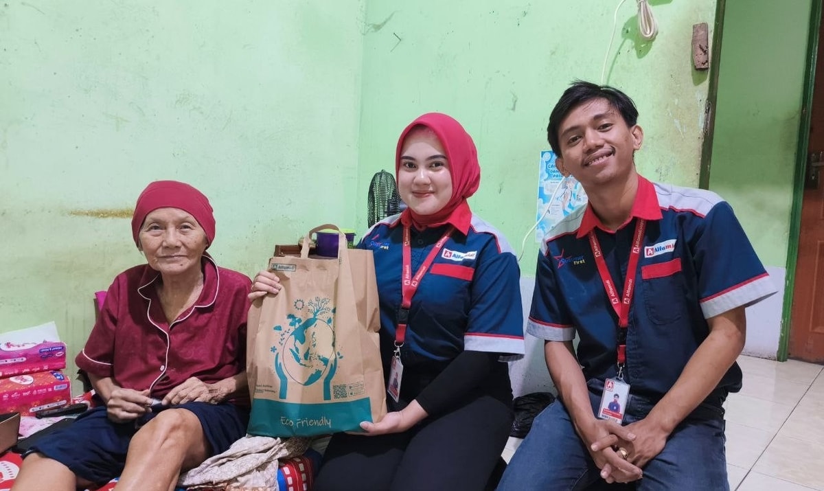 Tim Alfamidi memberikan parcel kepada lansia almarhamah