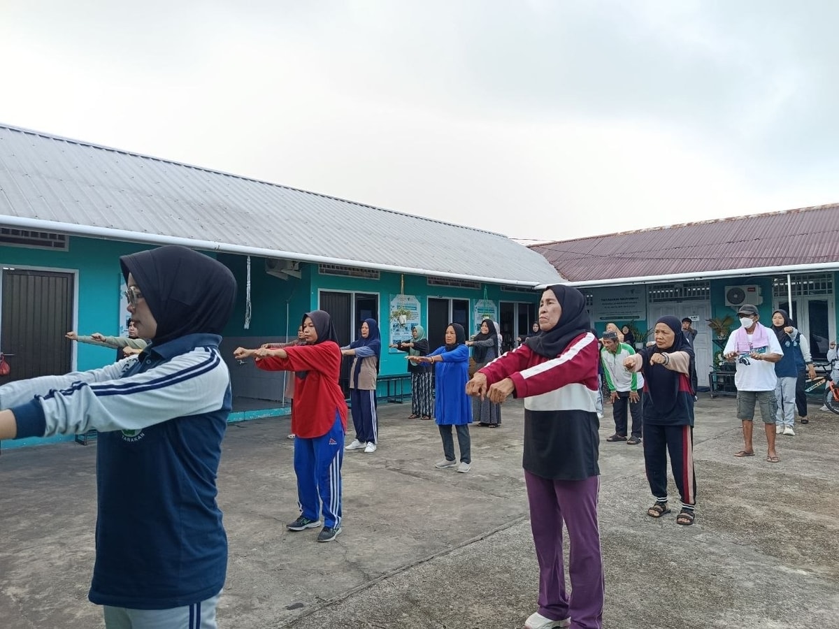 para lansia binaan dan ibu ibu mengikuti senam bersama