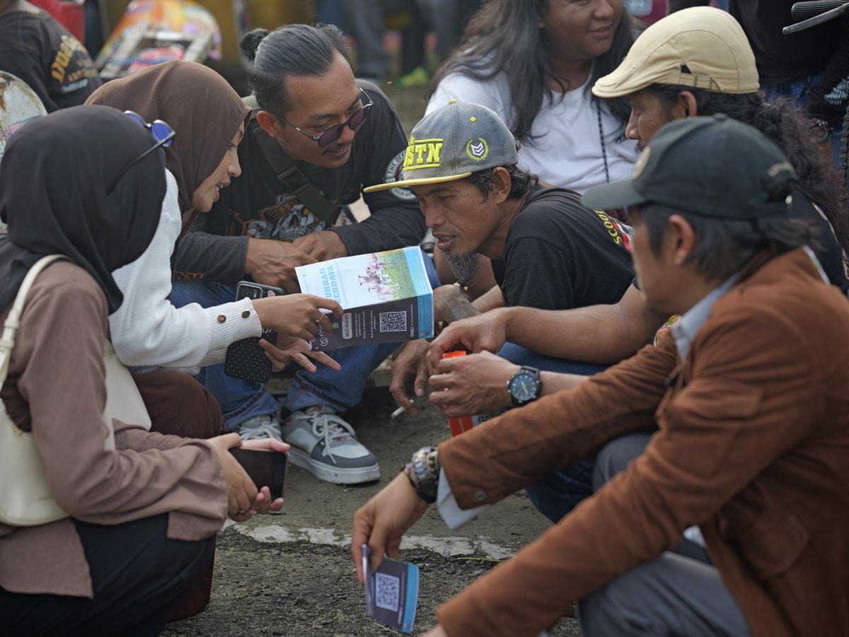 Volunteer Almarhamah menjelaskan program Qurban Almarhamah
