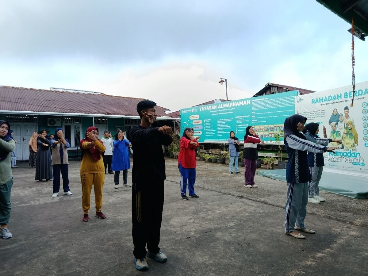 Kebersamaan Sehat Terasa! Lansia dan Ibu-ibu Ikuti Senam Bersama