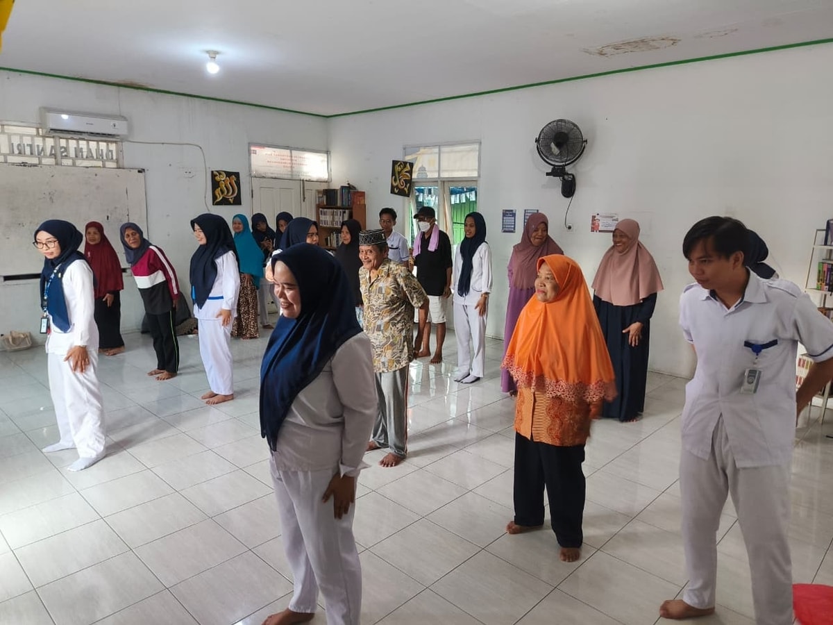 Senam Hipertensi Jadi Edukasi Sehat Lansia Almarhamah