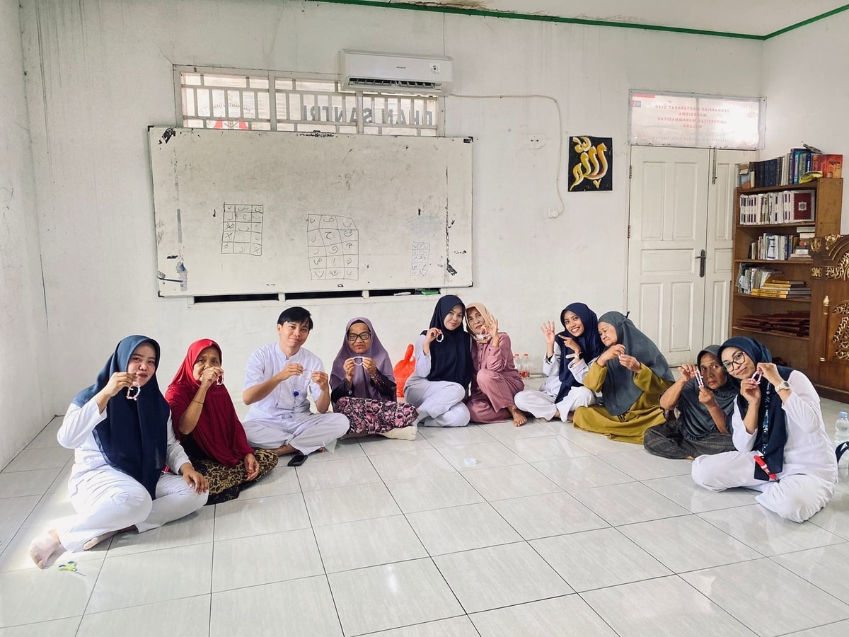 Berkarya Bersama Mahasiswa Ners, Lansia Almarhamah Berkreasi Manik Manik