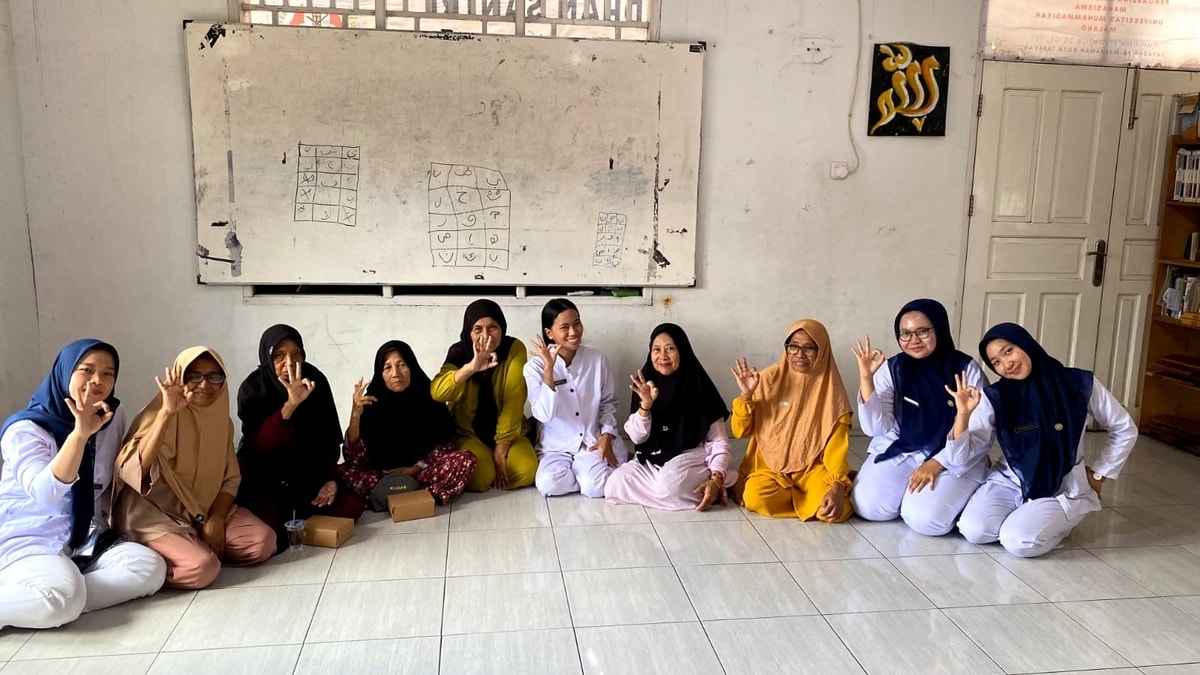 Penuh Haru, Lansia Almarhamah Berbagi Kisah Masa Lalu