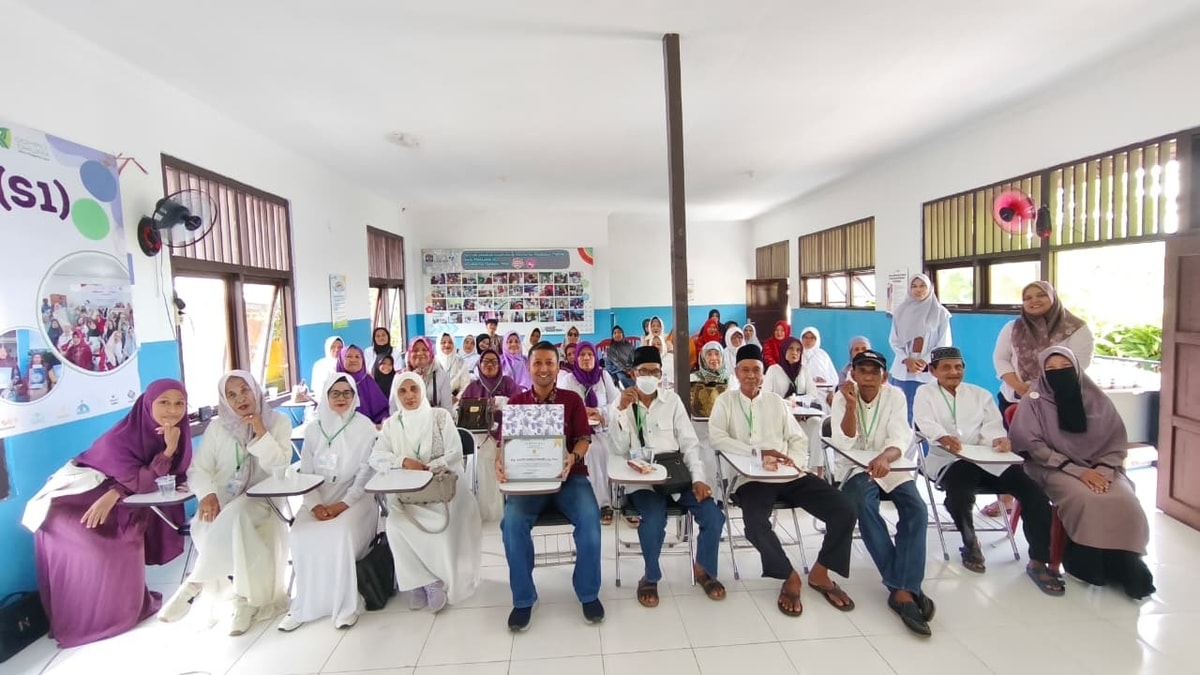 Edukasi Gigi dan Kesehatan Meriahkan Sekolah Lansia NURANI Batch 8