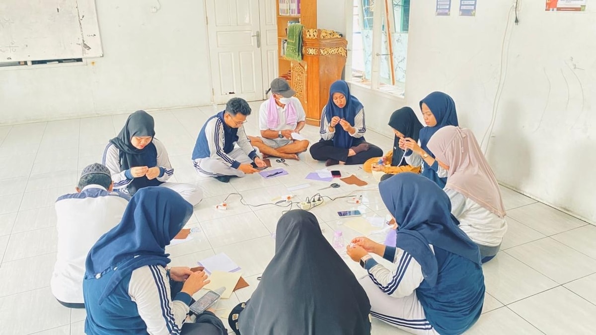 Mahasiswa dan Lansia Almarhamah Fokus Membuat Bros