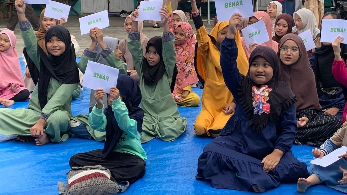 Anak anak antusias mengikuti gama dari kakak kakak BEM