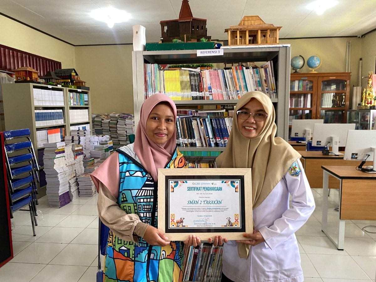 Penyerahan sertifikat dari Almarhamah