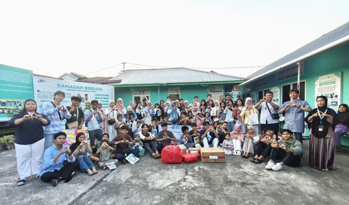 Aksi HIMAJEMEN Berbagi! Lansia dan Santri Almarhamah Ikuti Kegiatan Kreatif