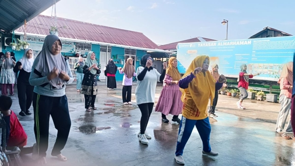 Para lansia dan ibu ibu senam bersama