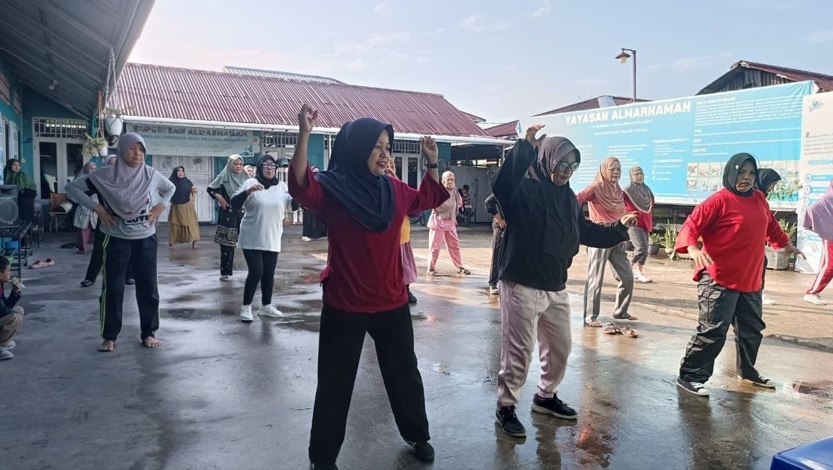 Ibu ibu menjadi instruktur senam