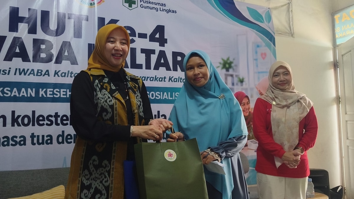Penyerahan simbolis bantuan dari IWABA Kaltara untuk Almarhamah