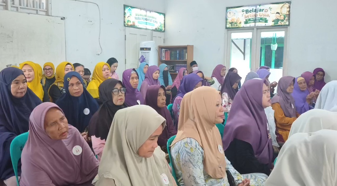 Para lansia mengikuti kegiatan dengan hangat