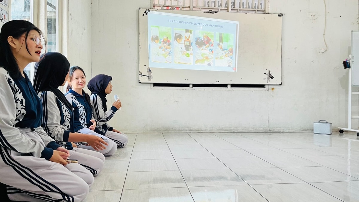 Presentasi hasil pengabdian untuk lansia almarhamah