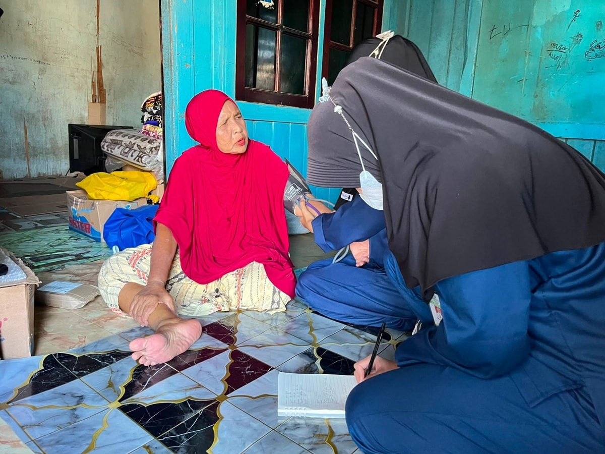 Para siswi melakukan pengecekan tekanan darah sekaligus wawancara