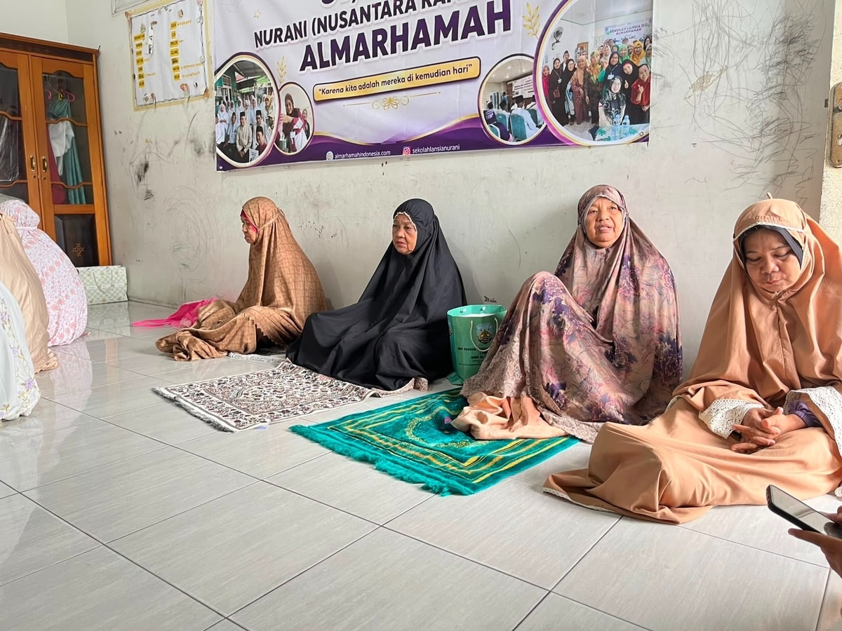 lansia Almarhamah bersama sama melantunkan dzikir