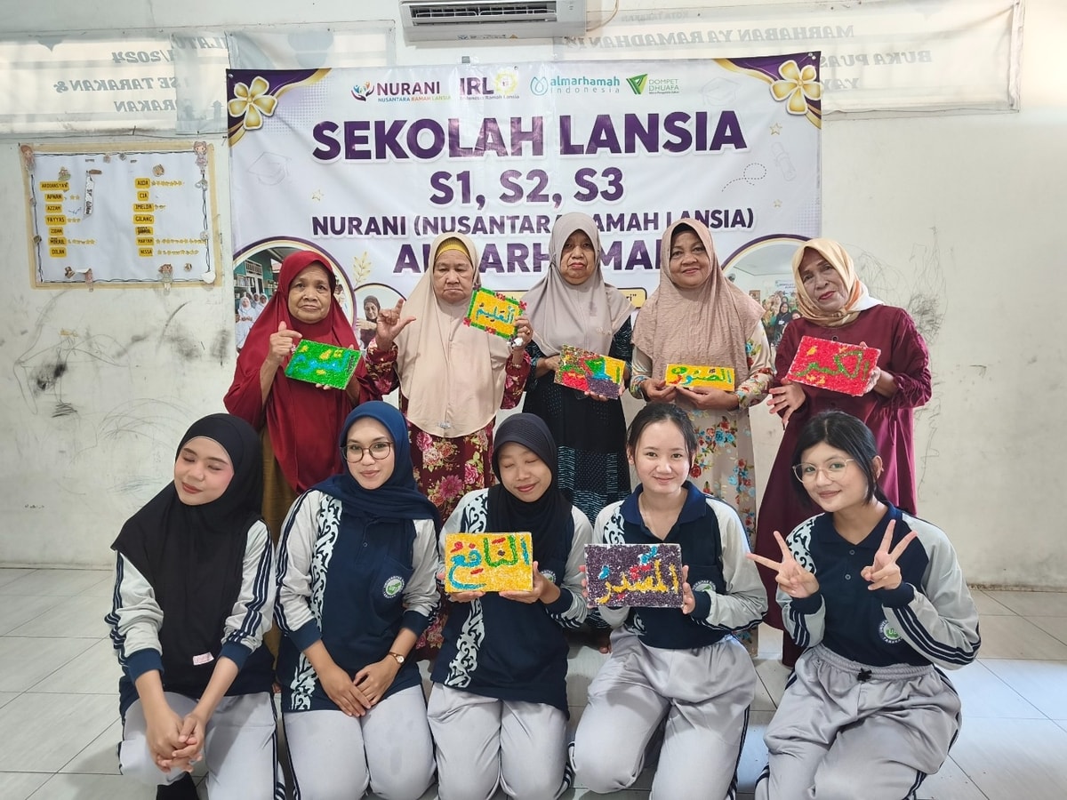 Tingkatkan Kreativitas Lansia, Mahasiswa Profesi Ners UBT Gelar Terapi Keterampilan di Surau Almarhamah