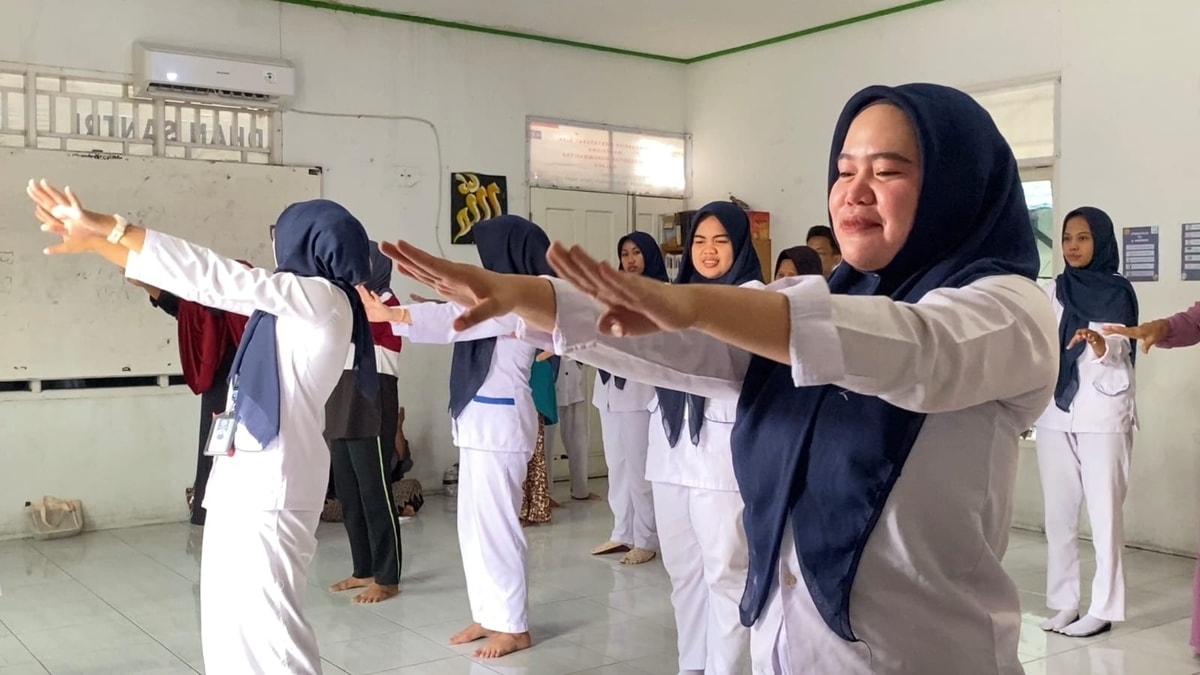 Kak Fitri Handayani Memimpin Senam Hipertensi