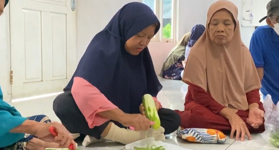 Lansia Almarhamah Memotong Timun