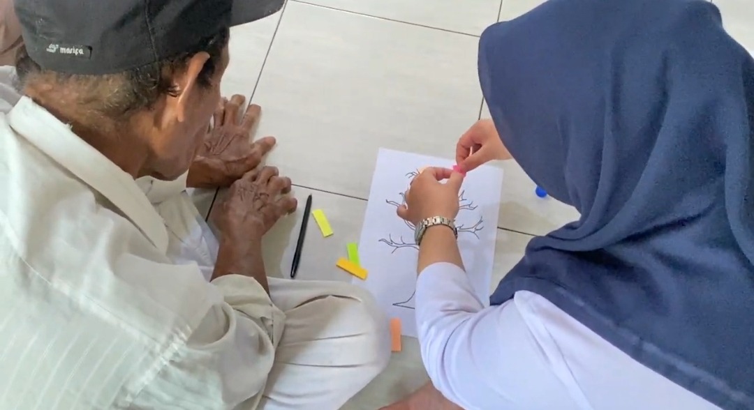 Mahasiswa Ners Memberikan Contoh Kepada Lansia Almarhamah