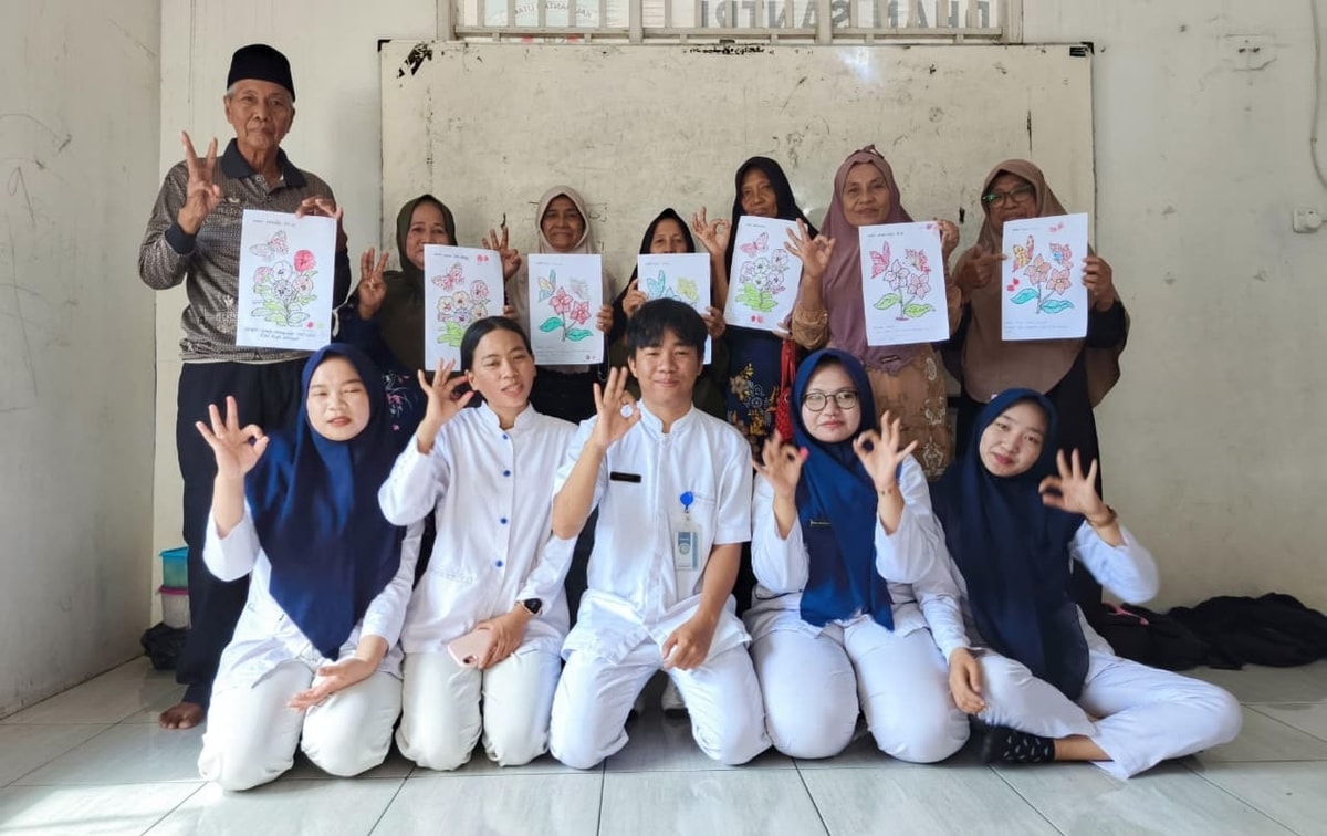 Mahasiswa Ners Dampingi Lansia Berkarya Lewat Warna
