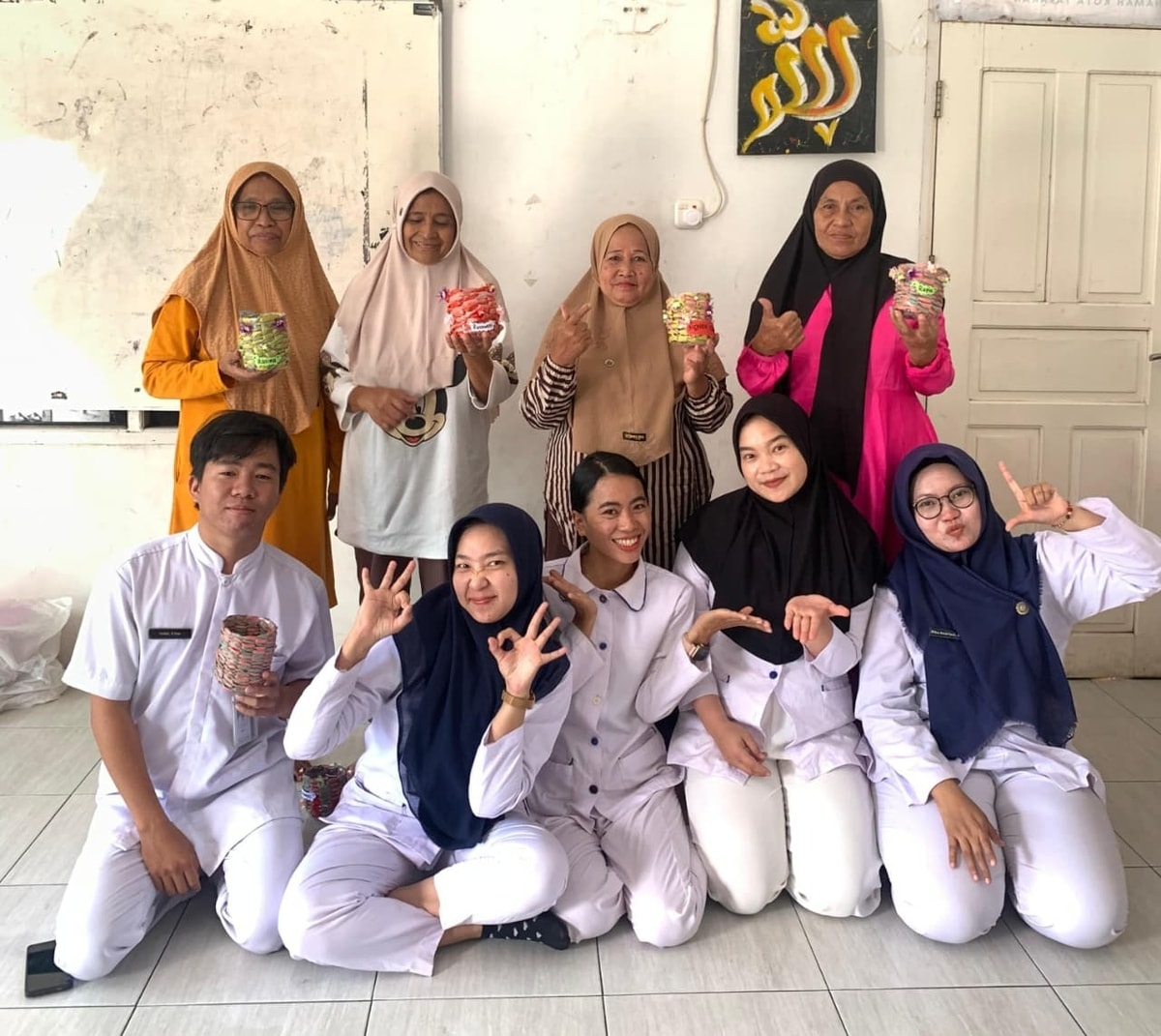 Mahasiswa Profesi Ners Ajak Lansia Sulap Botol Bekas