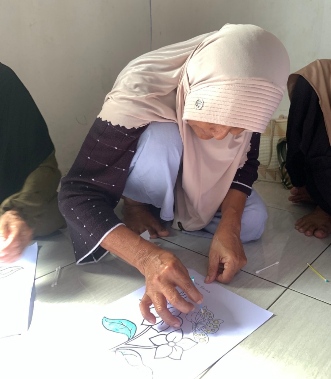 Lansia Almarhamah Fokus Mewarnai