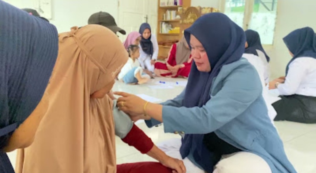 Kak Fitri Handayani Memeriksa Tekanan Darah Lansia Almarhamah