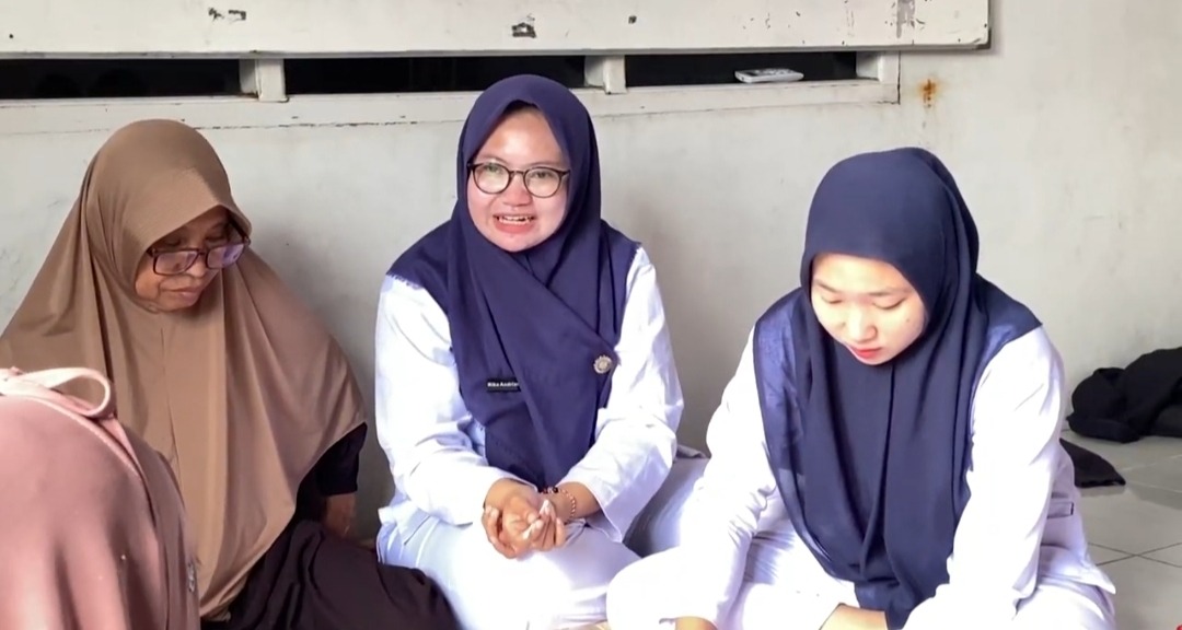 Kak Rika Menjelaskan Tatacaranya kepada Lansia Almarhamah