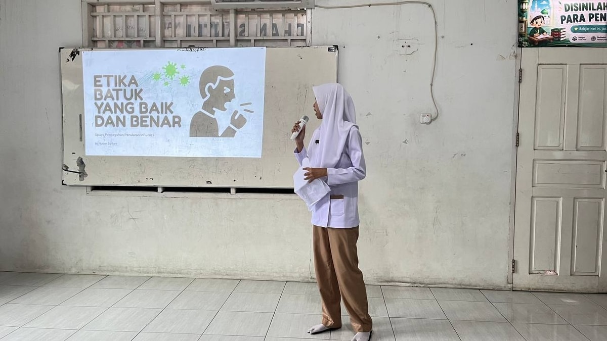 Kak Nuraini, siswi SMK Kesehatan Kaltara yang menjadi pemateri dalam penyuluhan kesehatan kali ini