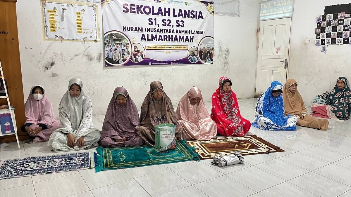 Lansia selalu khusyuk mengikuti kegiatan