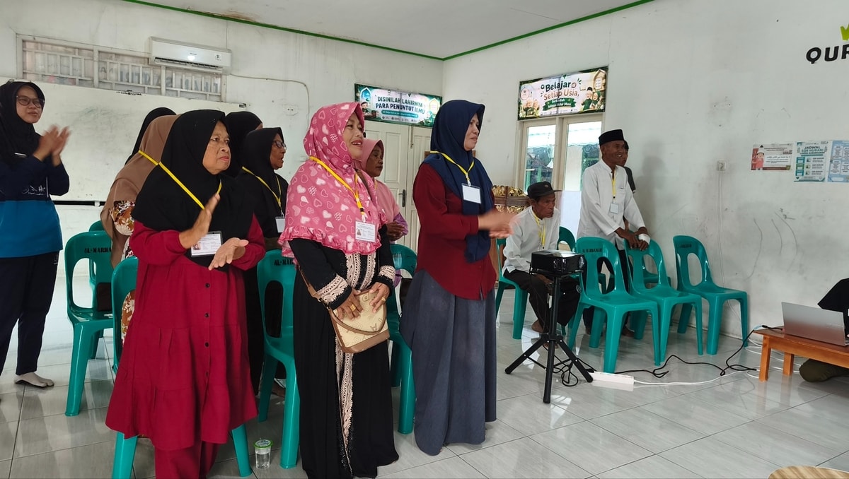 Para lansia peserta sekolah lansia NURANI S1 semangat dan antusias mengikuti kegiatan