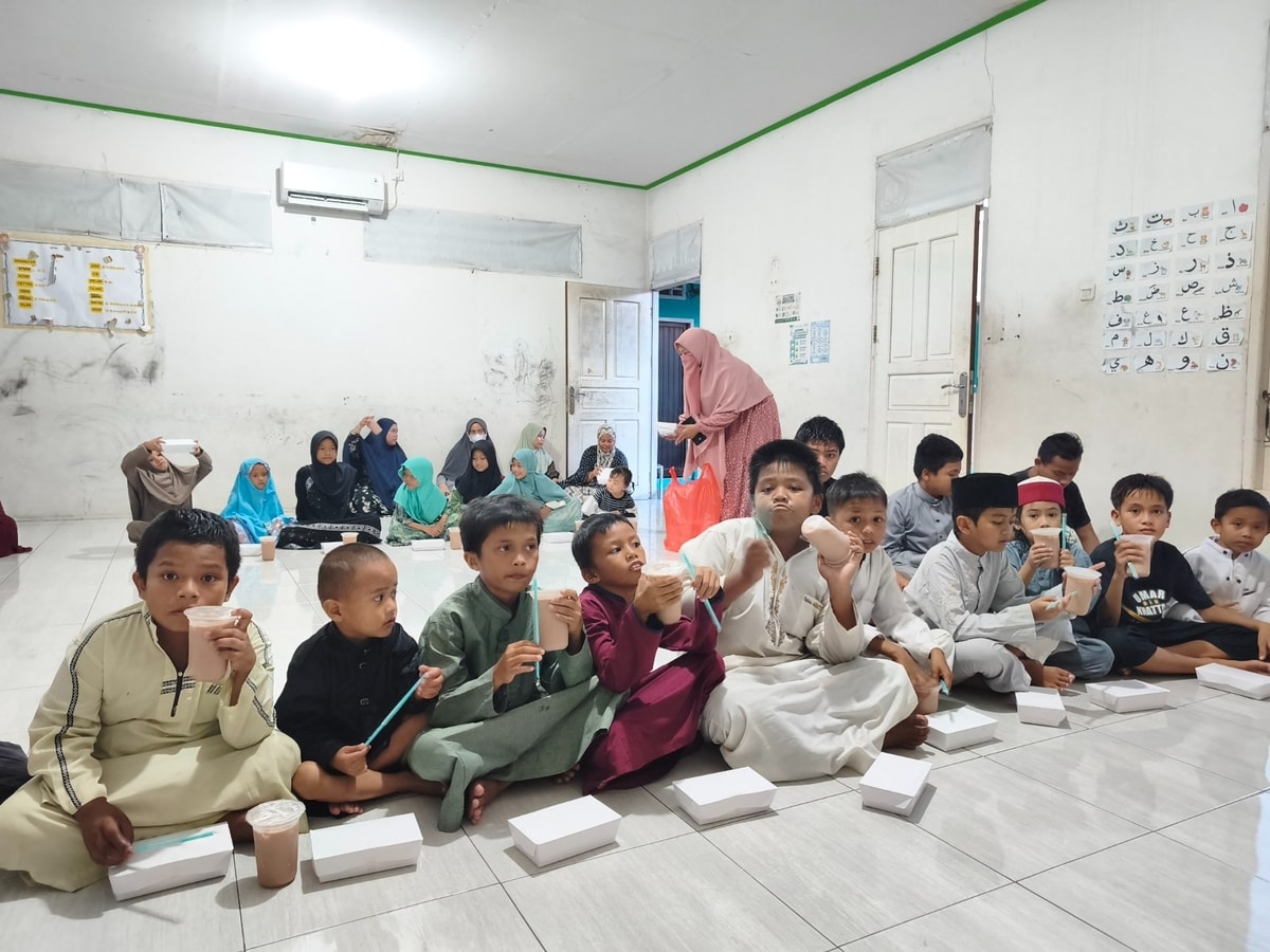 Para santri senang dengan es milo yang di dapat